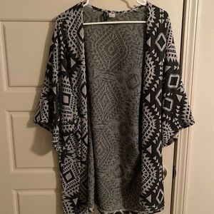 ❤️ 3 for $15 - H&M black/gray cardigan